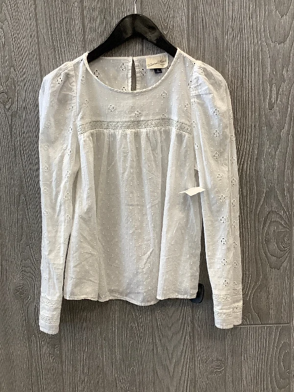 While Supplies Last Top Long Sleeve By Universal Thread In White, Size: M